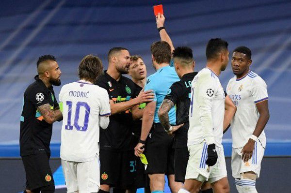 全场比赛结束 ，那不勒斯2-1亚特兰大！